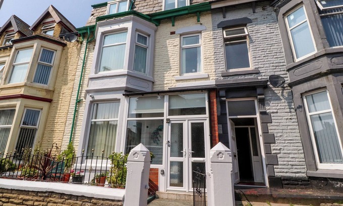 South Shore Cabaña | VERDO HOUSE, pet friendly, country holiday cottage in Blackpool