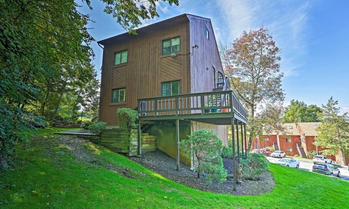 Vernon Condominio | Vernon Condo w/ Deck, Near Appalachian Trail!