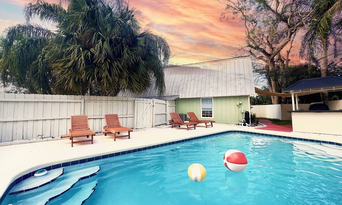 Florida Ridge Casa | Vero Beach Gem: Pool, Game Room, King Beds, minutes to the beaches...