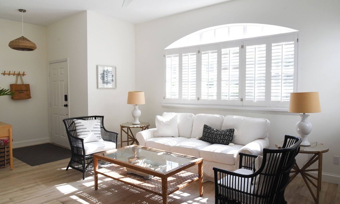 Wabasso Beach Condominio | Vero Beach Sea Oaks newly renovated gem, beach and tennis, fantastic amenities.