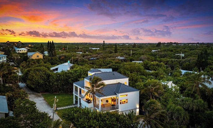 Vero Beach Casa | Vero Beachfront Retreat / Ocean Views Fireplace