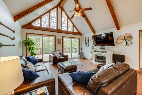 Pottsboro Casa | Versatile Home with Deck and Grill, 1 Mi to Lake!