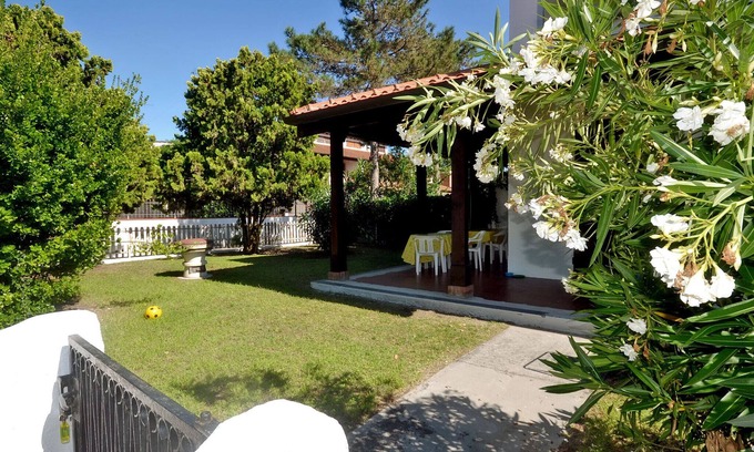 Lido delle Nazioni Casa | Villa en esquina vertical con 3 dormitorios y dos baños, amplio jardín en esquina