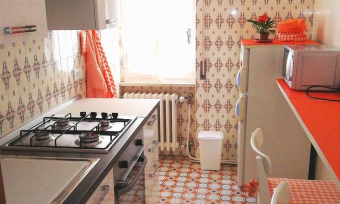 Santo Stefano al Mare Apartamento | Muy cerca de las playas y del carril bici con parking comunitario.