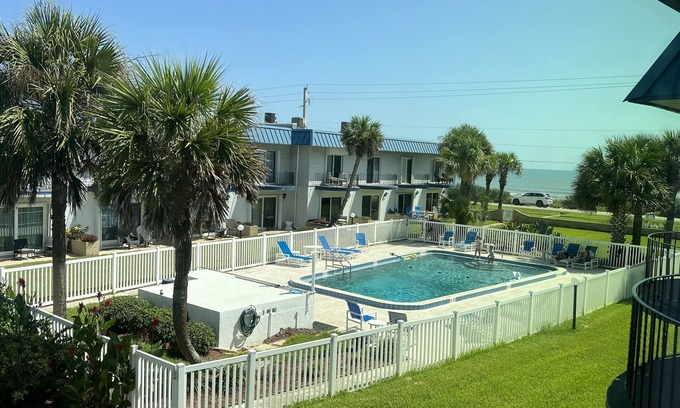 Ormond-by-the-Sea Condominio | Very comfortable home with pool & ocean view; <1 minute walk to beach!