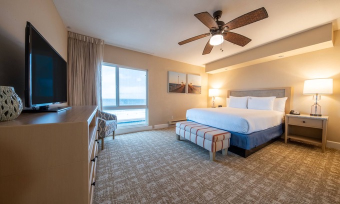 Townsite Hotel | Very Comfortable & Memorable Stay! Balcony, Parking, Walk to the Beach!