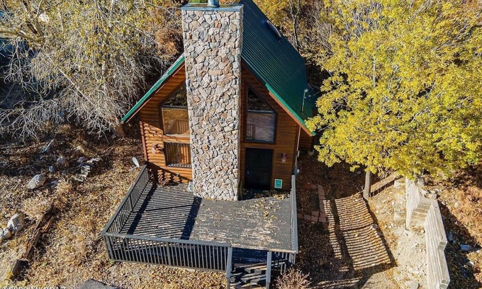Mount Lemmon Cabina | Very cool family cabin with bear theme decorations, two decks and much more.
