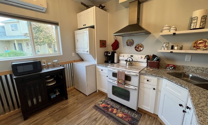 East Wenatchee Casa | Very cozy and private 1 bedroom in the perfect location!