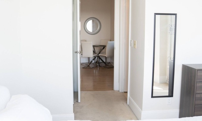 Downtown Mississauga Condominio | Very cozy large 2/2 Mississauga condo with parking.