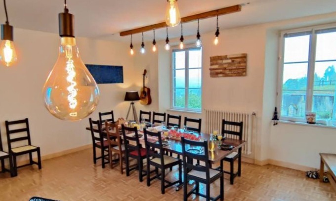Vic-sur-Cere Casa | Very large 15-person gite in a former monastery