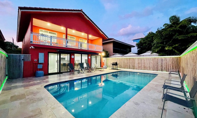 Oakland Park Casa | Very large 4 bedroom house-restaurants-central-heated pool-balconies