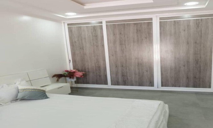 Thies Cama Y Desayuno | Very large, air-conditioned room with private bathroom and balcony at the home stay
