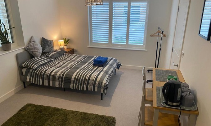 Newhaven Casa | Very Large Double Room with Corner Sofa, Sky TV, Netflix etc, Fridge and Microwave