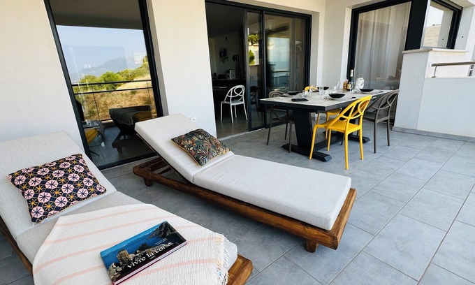 Le Ricanto Apartamento | Very nice sea-view apartment with covered terrace and private parking.