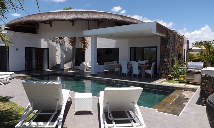 Camp Bestel Villa | VILLA MUY BONITA Piscina privada, 3 dormitorios con baño, cerca de la playa