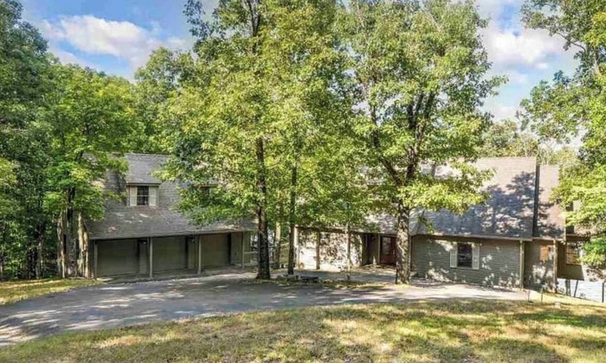New Concord Casa | Very private 4 bd lake house with man-cave, guest house, hot tub, gym, grill
