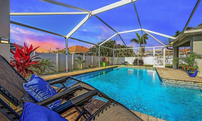 Trafalgar Casa | Very Private South Facing Pool/Spa Home Close to shopping and dining