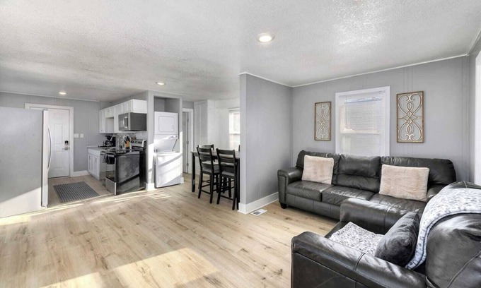 Sugar Creek Casa | Very Quiet | 15M -> Dntwn | Hidden Gem | 910 Mbps