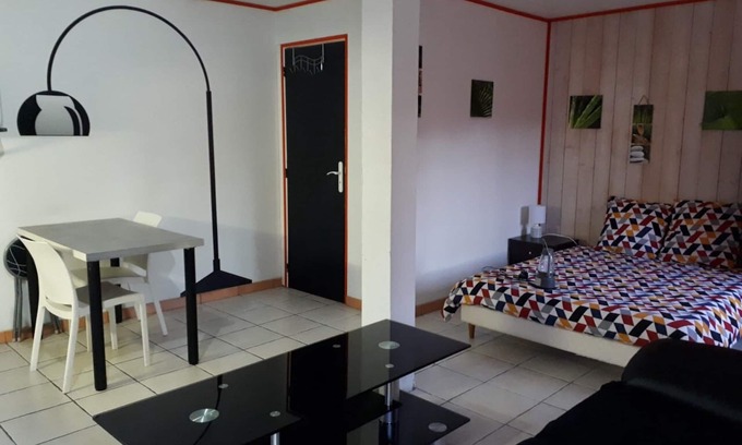 Sevrier Apartamento | estudio muy tranquilo totalmente equipado a 500 m del lago con barbacoa, muebles de jardín