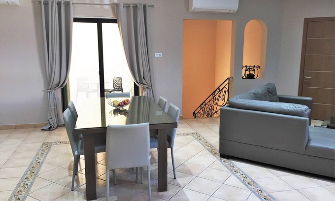 Marsaxlokk Apartamento | Very spacious and well-lit corner 3 bedroom apartment in Marsaxlokk, sleeps 6