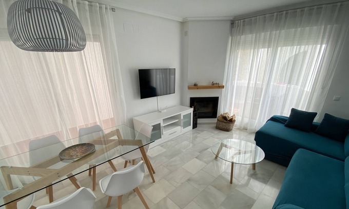 Rota Chalet De Esquí | Amplísimo chalet independiente con grandes terrazas y chimenea