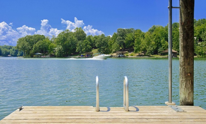 Huddleston Casa | "Camp Run-a-Muk" - ¡LOTE PLANO, AGUA PROFUNDA, pozo de fuego, kayaks, ping pong y SUP!