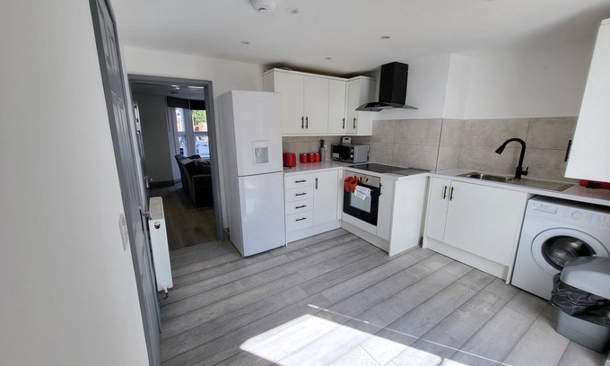 Colchester Casa | Vetrelax Colchester House- 4bedrooms with Parking