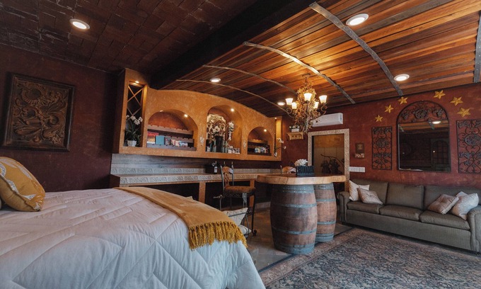 Valle de Guadalupe Chalet De Esquí | Viña Calabria Barrel Suite Deluxe King Villa Valle View