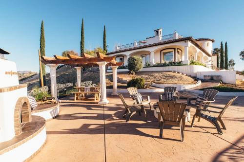 Temecula Villa | Via del Sur by AvantStay Private Spanish Villa w Views Walk to Wineries