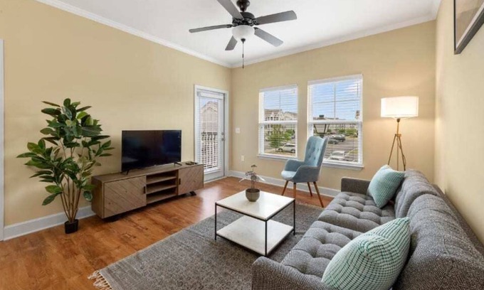 Socastee Apartamento | Viagem Prime Location 2BR with Balcony, Gym & Pool