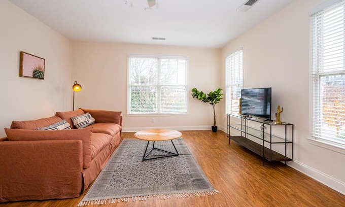 Wesley Heights Apartamento | Viagem Upscale Studio with Parking in Top Location