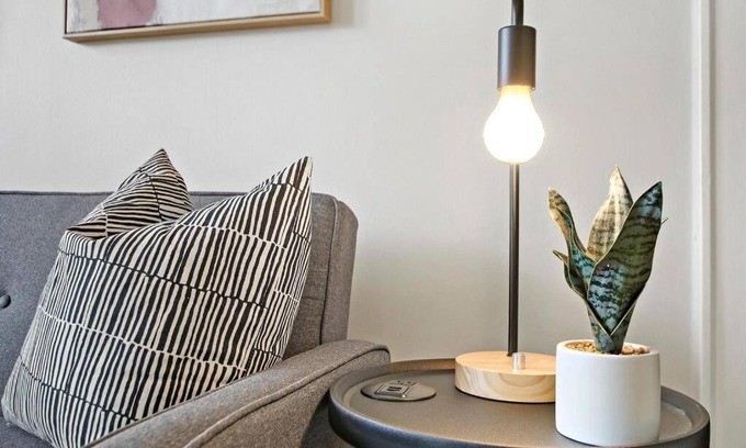 Irving Park Apartamento | Vibrant 1BR Apartment close to Dining - Cullom B3