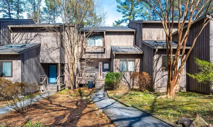Chapel Hill Casa | Vibrant 2-BR Home | Indoor Fireplace | Downtown | NC