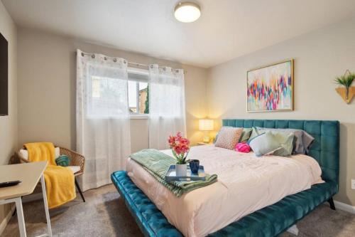 East Queen Anne Apartamento | Vibrant 2bed Condo - Stroll to SEA Space Needle