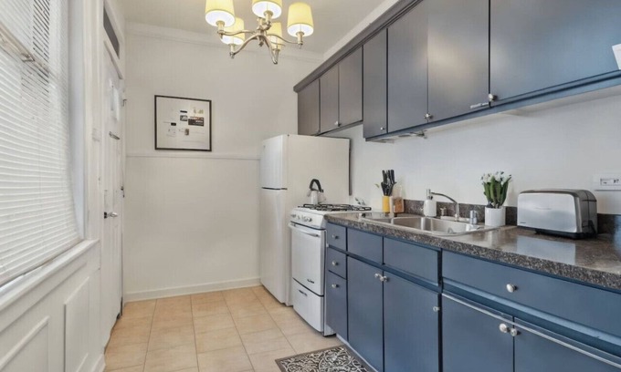 Boystown Apartamento | Vibrant 2BR and 1BA Apartment Furnished