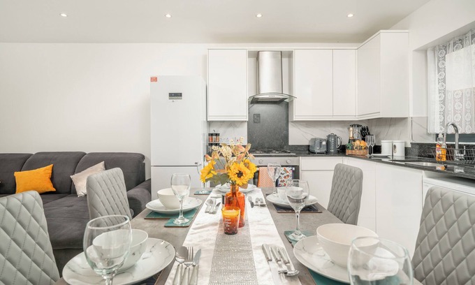 Northumberland Park Casa | Vibrant 3bedroom Retreat Tottenham Hotspur Stadium free Wifi, parking on request