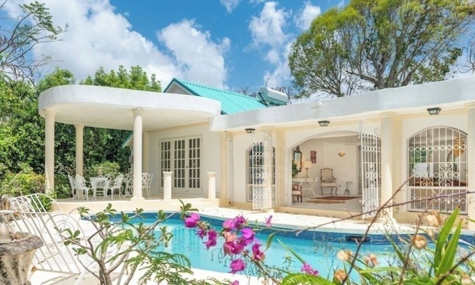 Holder's Hill Casa | Vibrant 4-Bedroom Villa with Pool & Polo Views, Steps from Paynes Bay Beach.