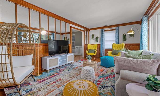 North Raleigh Casa | Vibrant 4BR home with outdoor patio, 5mins to North Hills. Pet-friendly!
