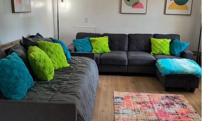 Evansville Casa | Vibrant and art-filled retreat, perfect for families and small groups.