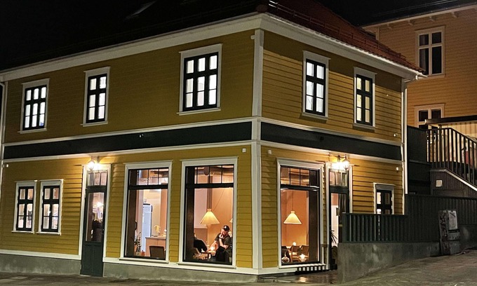 Stavanger Apartamento | Vibrant Apartment on Bustling Street, Above a Restaurant - Perfect for Tourists,