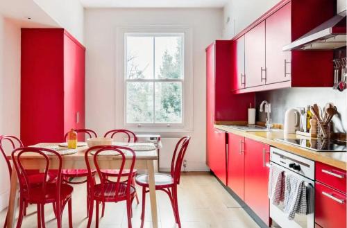 Redcliffe Apartamento | Vibrant Apartment with a Patio in Chelsea