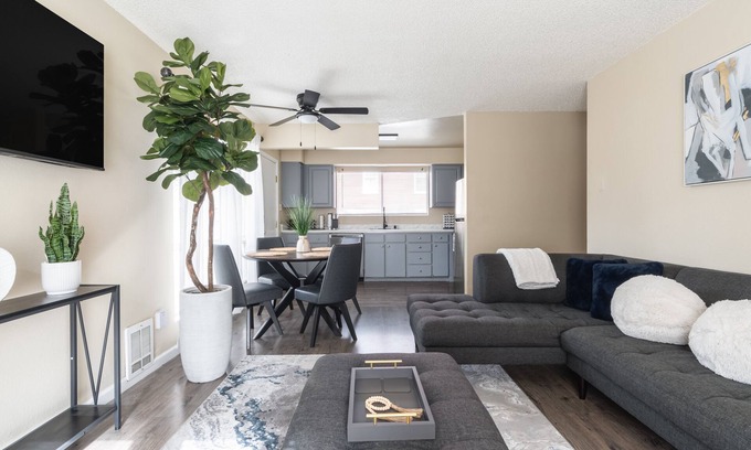 Downtown Apartamento | Vibrant Downtown Condo