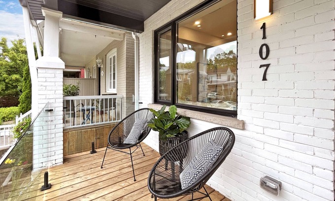 Woodbine Heights Casa | Vibrant Dunforth Haven!