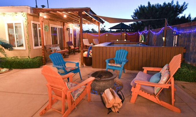Lincoln Acres Casa | Vibrant, entertaining, & cozy spacious home with artistic flare!