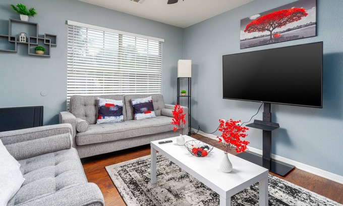 Franklin Park Casa | VIBRANT GREAT ESCAPE|4 MILES TO DOWNTOWN|GAME ROOM|FIREPIT