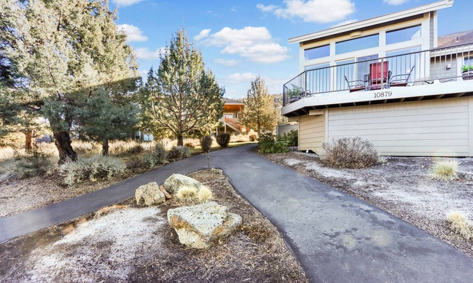 Redmond Casa | Vibrant home with fireplace, large balcony & access to indoor/outdoor pools
