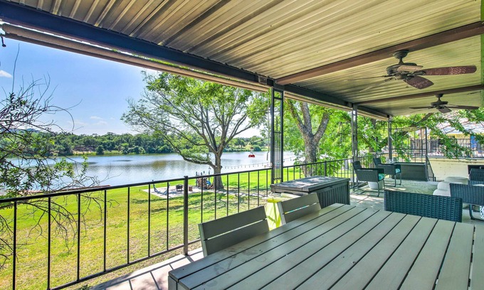 Kingsland Cabaña | Vibrant Kingsland Retreat w/ Waterfront Views