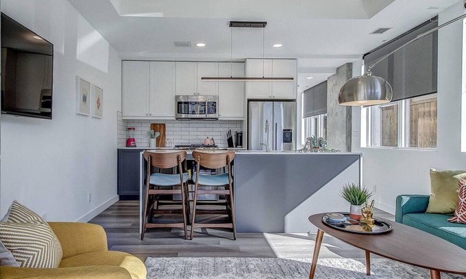 Sunnyside Condominio | Vibrant & Modern Condo with Patio near LRT