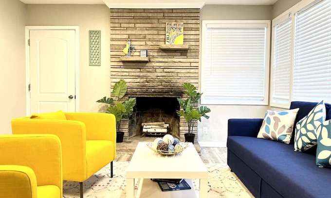 Greensboro Casa | Vibrant Modern Home in the Heart of Greensboro