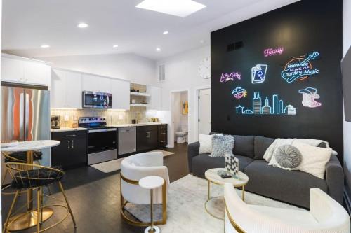 Greenwood Apartamento | Vibrant Neon Condo Near Restaurants, Coffee and Bars